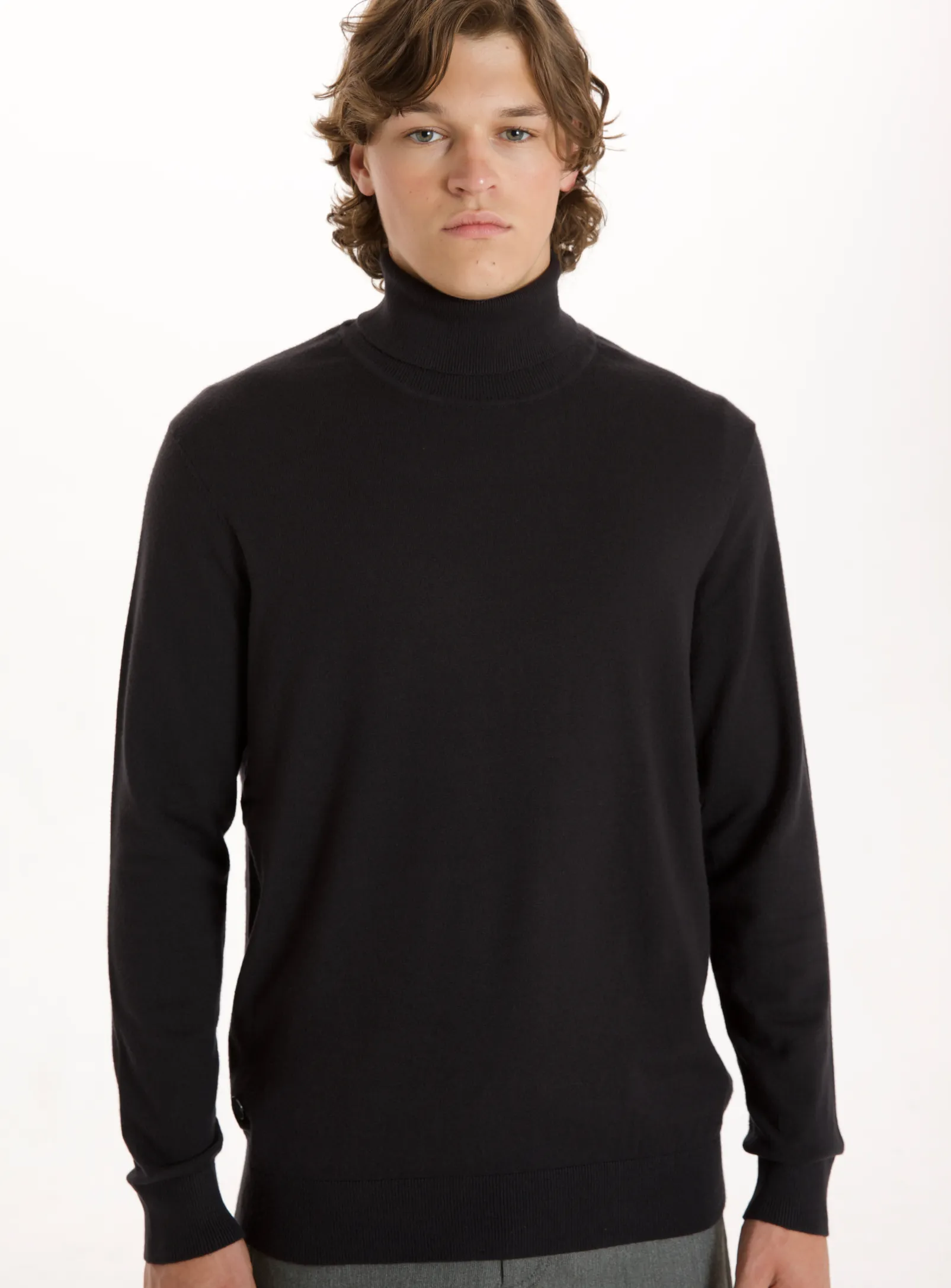 LEVAN Cashmere Turtleneck Sweater - Soft and Stylish!